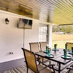 Lake Charles Home With Gas Grill And Fenced-In Yard!