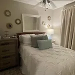 Mid-Term Stays Fast Wifi & Comfy Bed