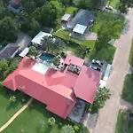 Doc\'S - 10,000 Sq Ft Of Louisiana Luxury