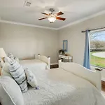 Modern Spacious 3 Bedroom Home