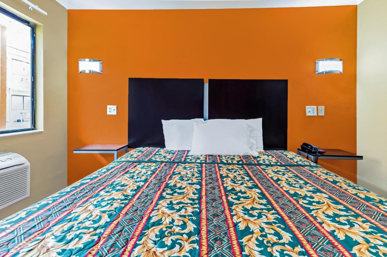 Hotel Oyo Charles Hwy 10 2*