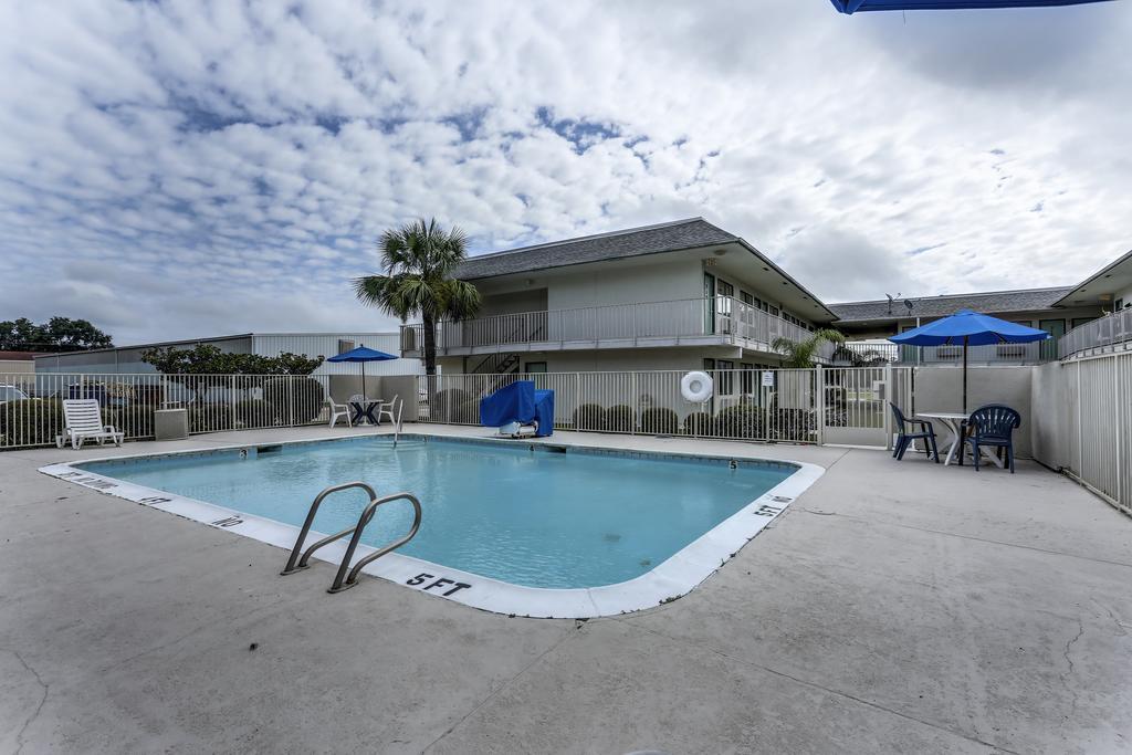 Rodeway & Charles Hotel