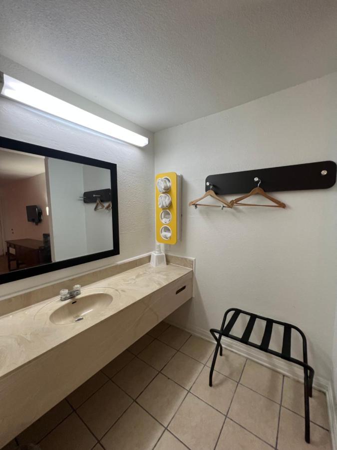 6 Charles, La Hotel Lake Charles