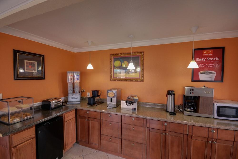 Econo Charles Area Lodge *