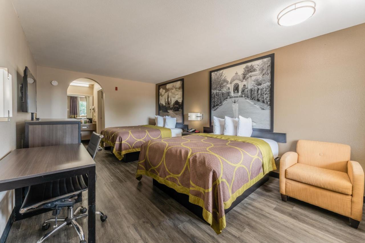 Hotel Super 8 By Wyndham Charles Northeast 3*