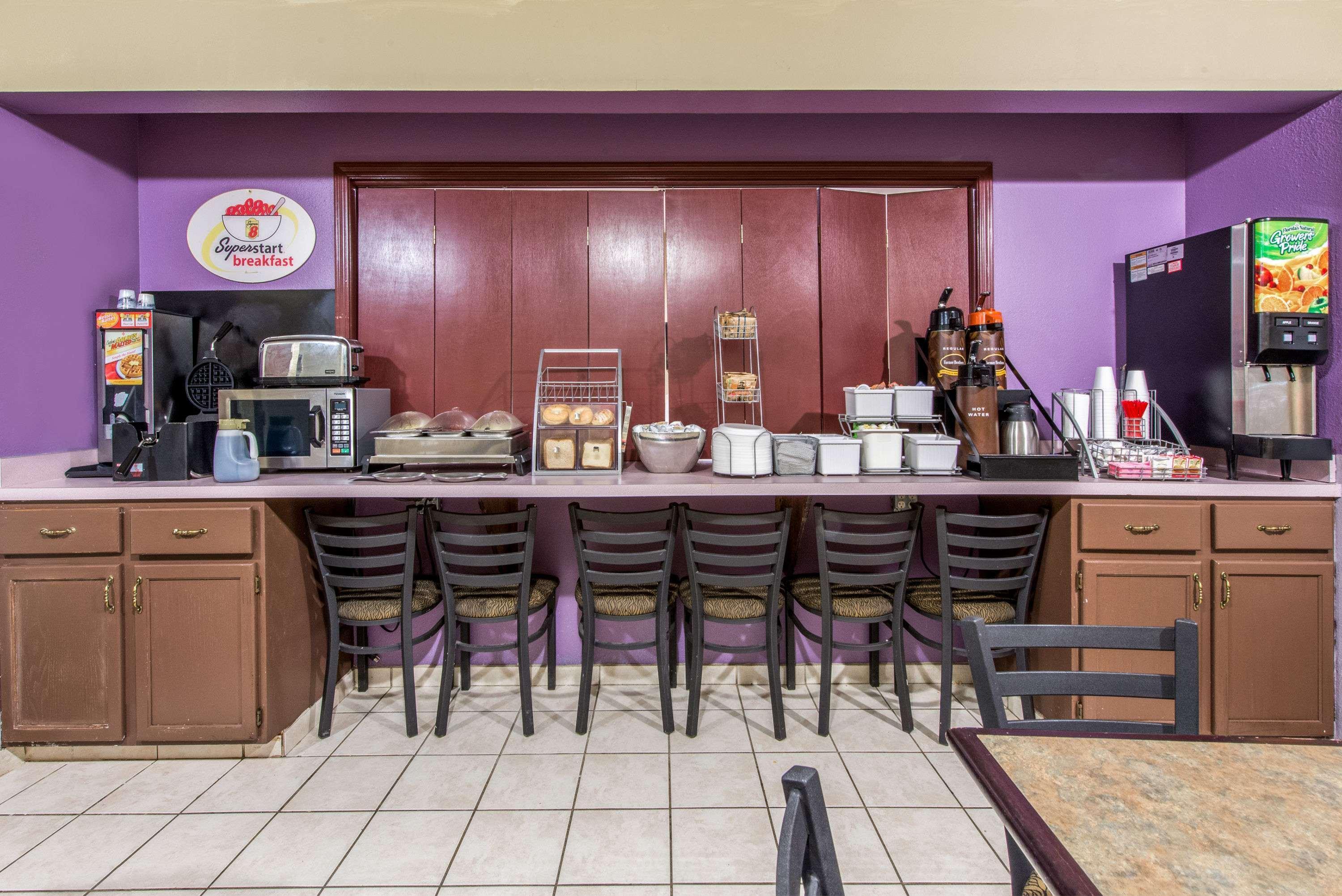 Super 8 By Wyndham Charles/sulphur