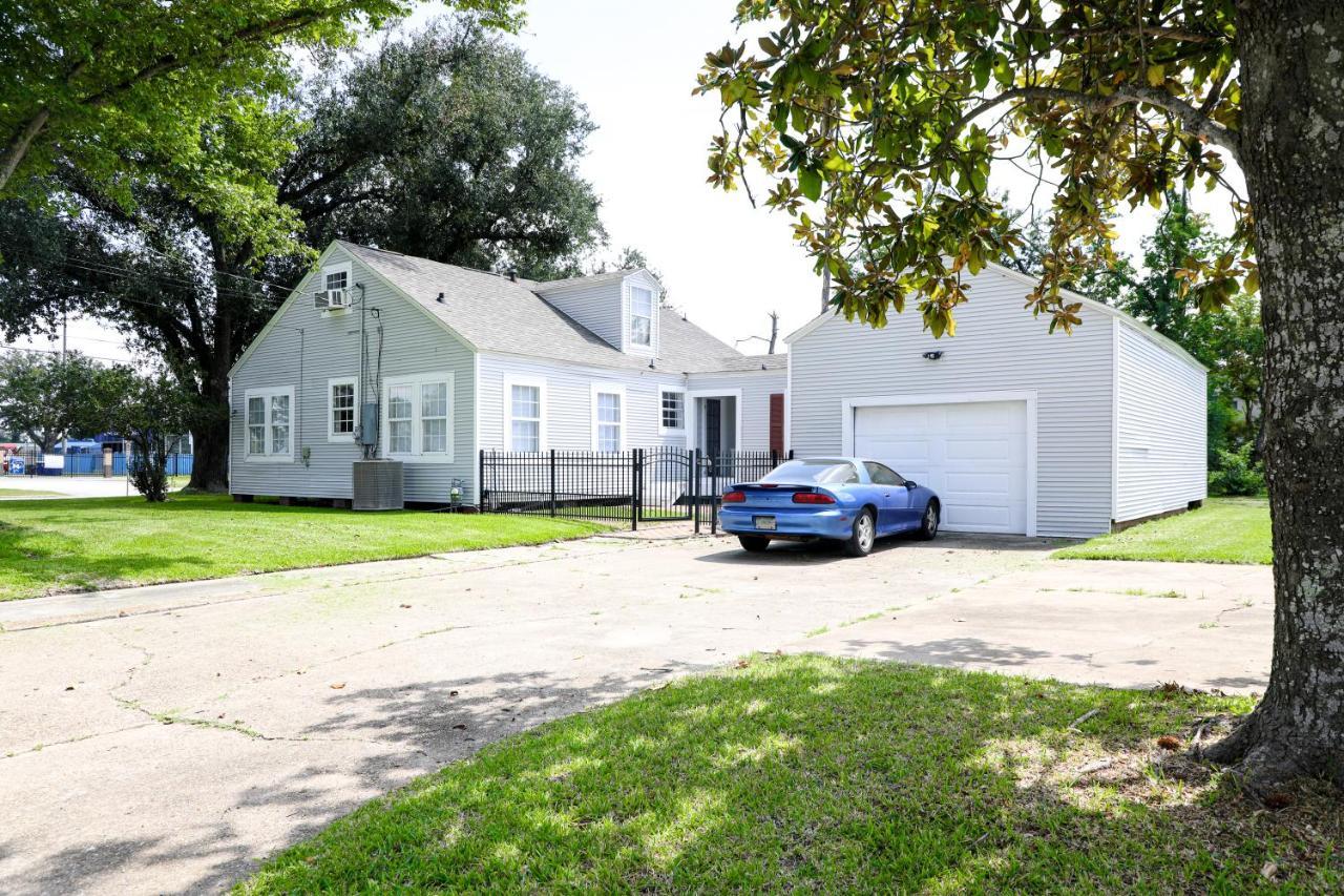 Luxurious 5 Bedroom Home! Great Location! Holiday home