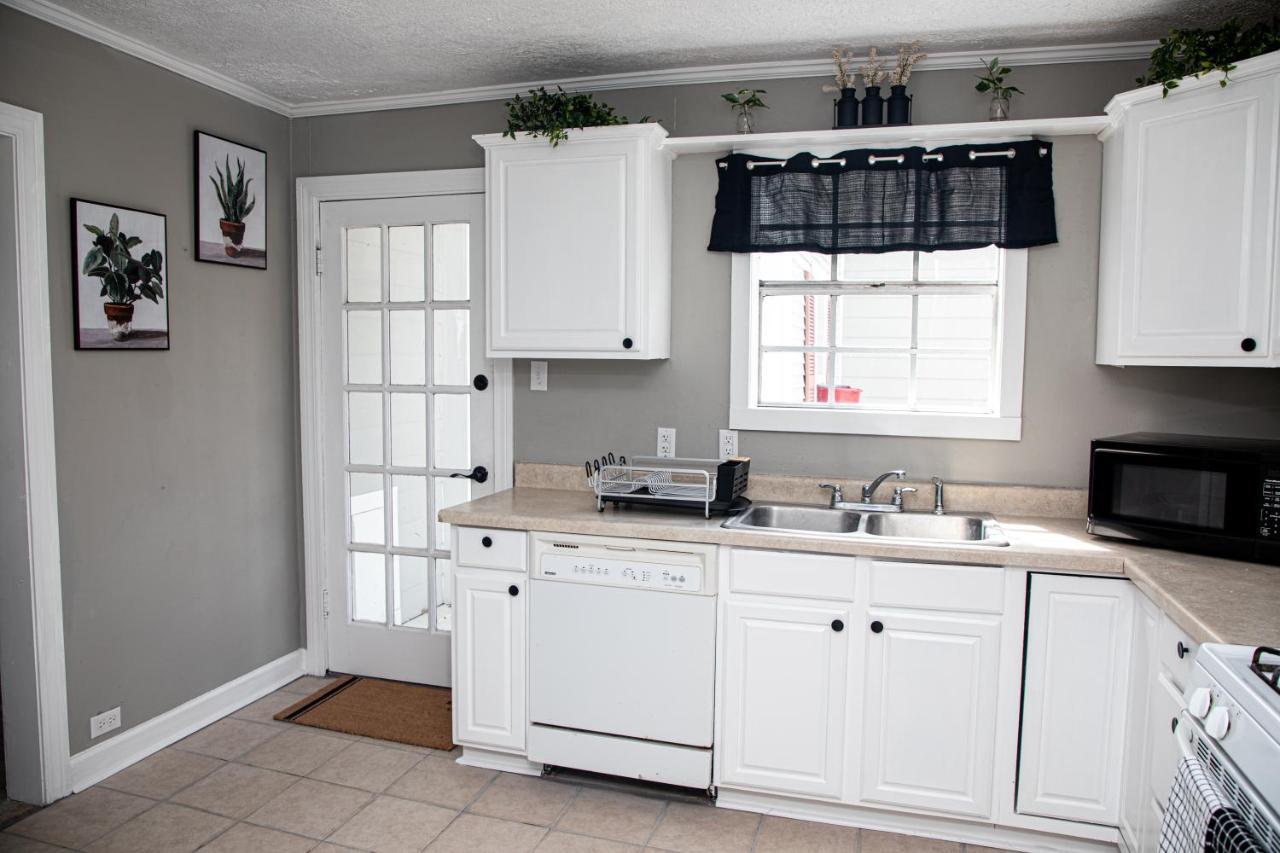 Luxurious 5 Bedroom Home! Great Location! Holiday home