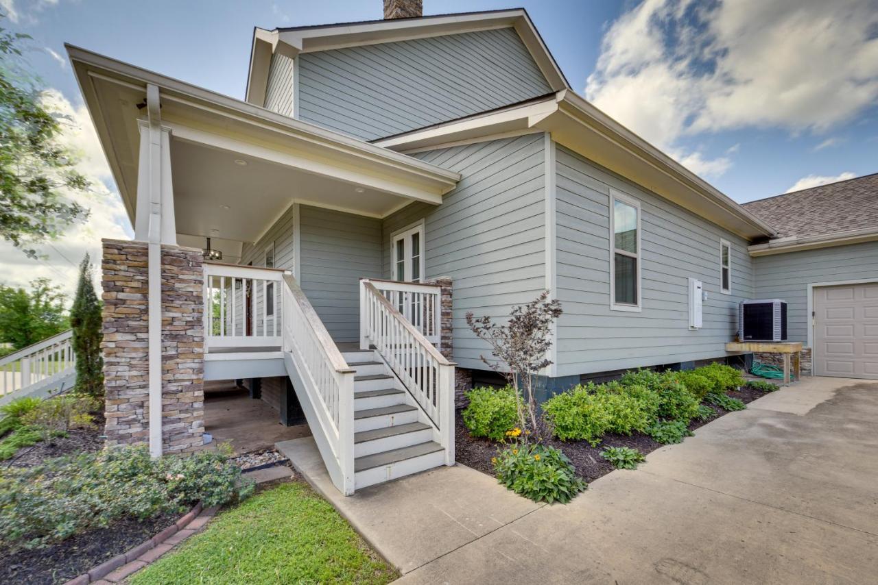 Spacious Charles Craftsman - Pet Friendly! *