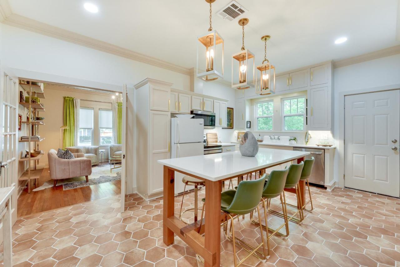 Charming Charles Vacation With Yard Apartment