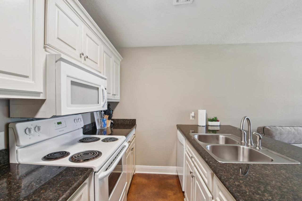 Lovely Charles Duplex In Location! * Lake Charles