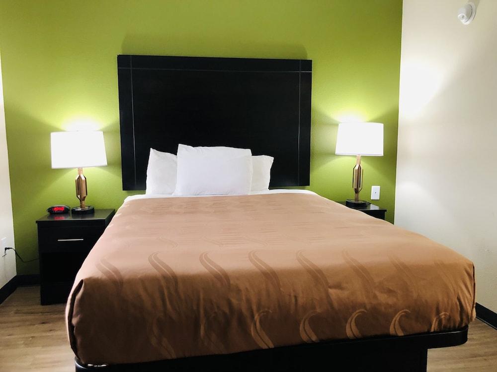 Quality & Charles South Hotel