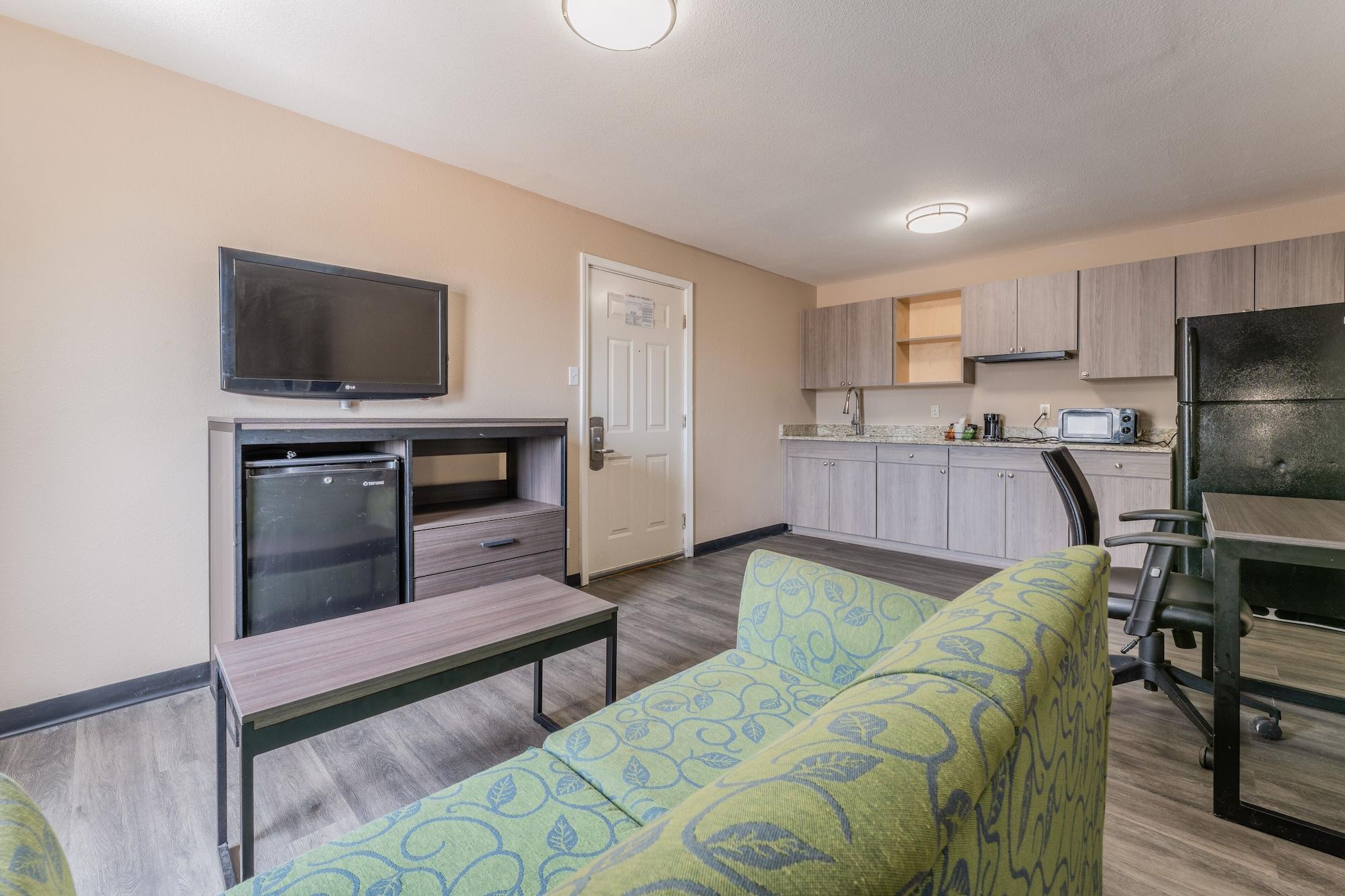 Super 8 By Wyndham Charles Northeast Hotel 3*