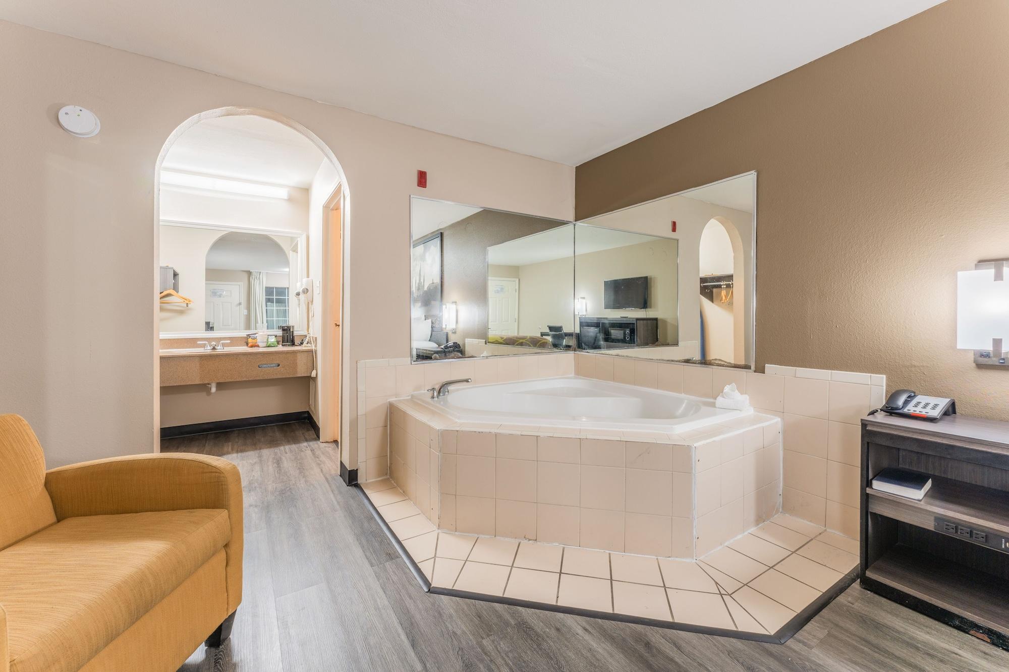 Super 8 By Wyndham Charles Northeast Hotel 3*