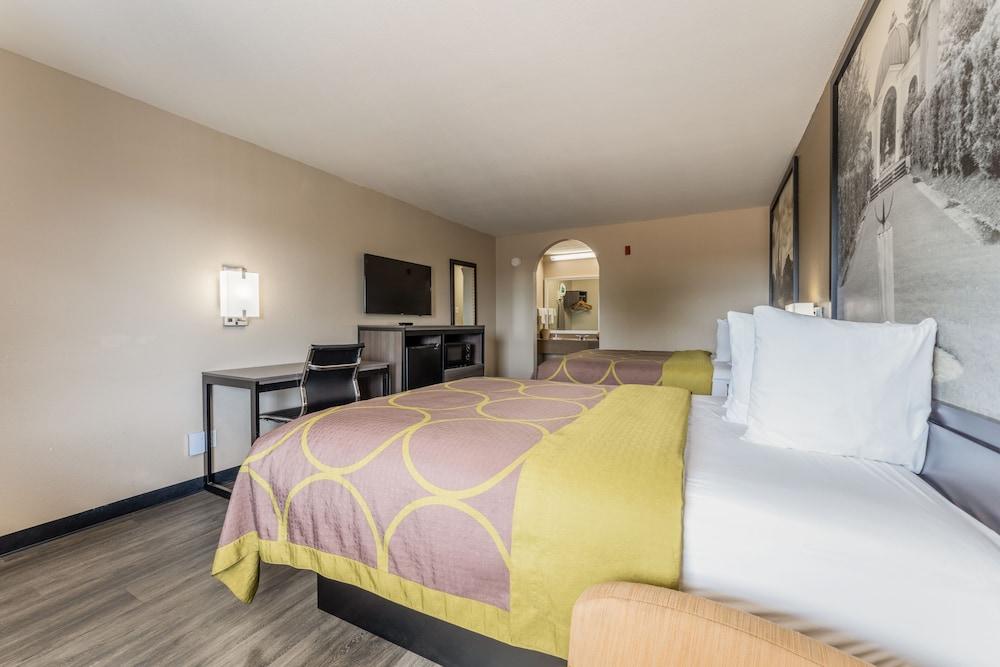 Super 8 By Wyndham Charles Northeast