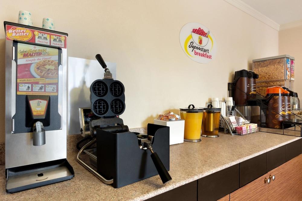 Super 8 By Wyndham Charles Northeast