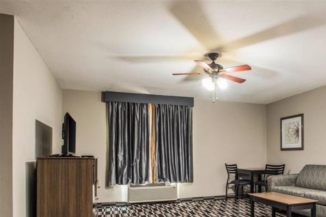 Quality Suites Lake Charles Downtown