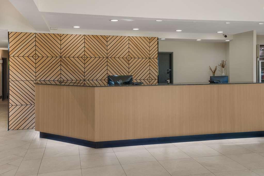 Hotel Quality Suites Lake Charles Downtown 3*