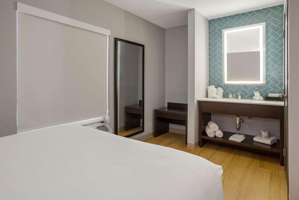 Hotel Quality Suites Lake Charles Downtown