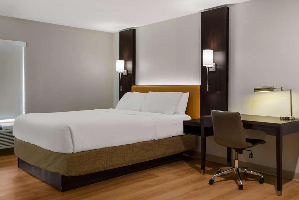 Hotel Quality Suites Lake Charles Downtown 3*