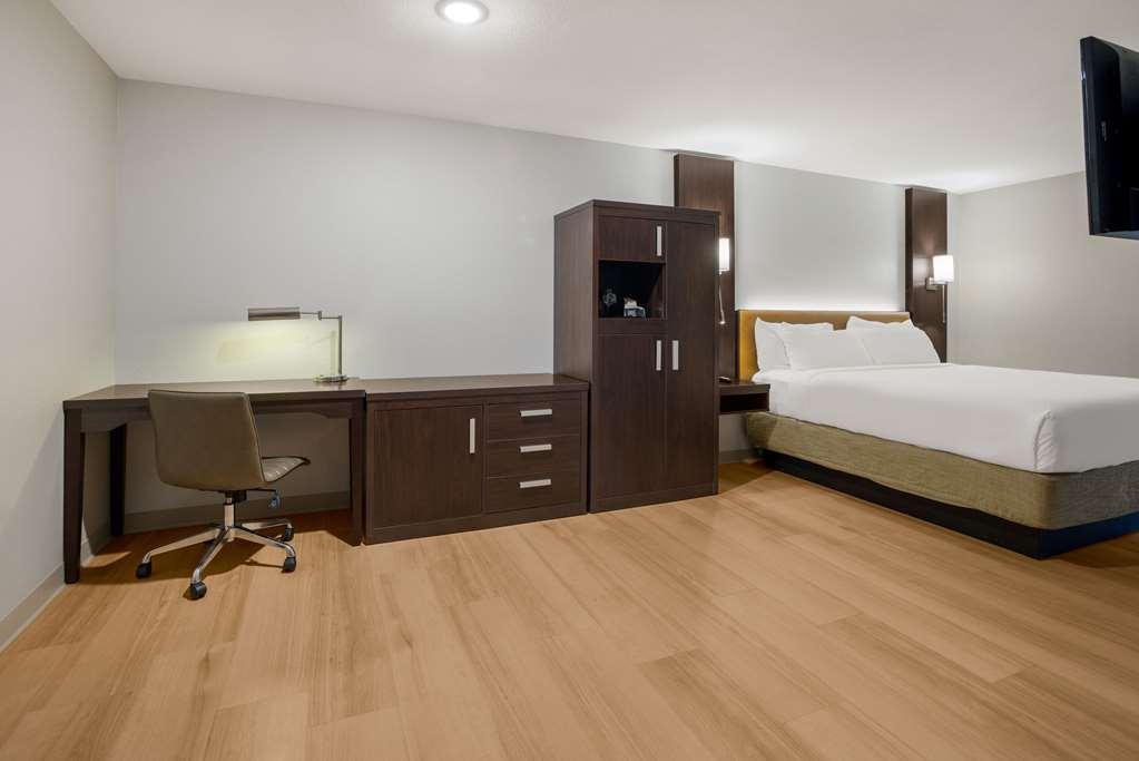 Hotel Quality Suites Lake Charles Downtown 3*