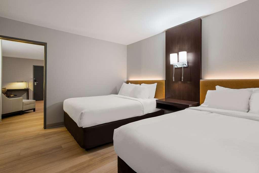 Hotel Quality Suites Lake Charles Downtown 3*