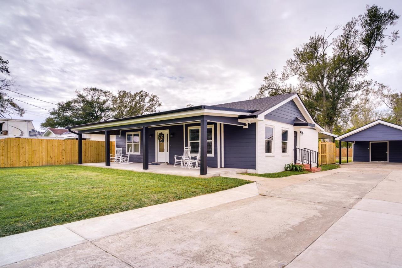 Charles With Gas Grill And Fenced-in Yard! Holiday home Lake Charles