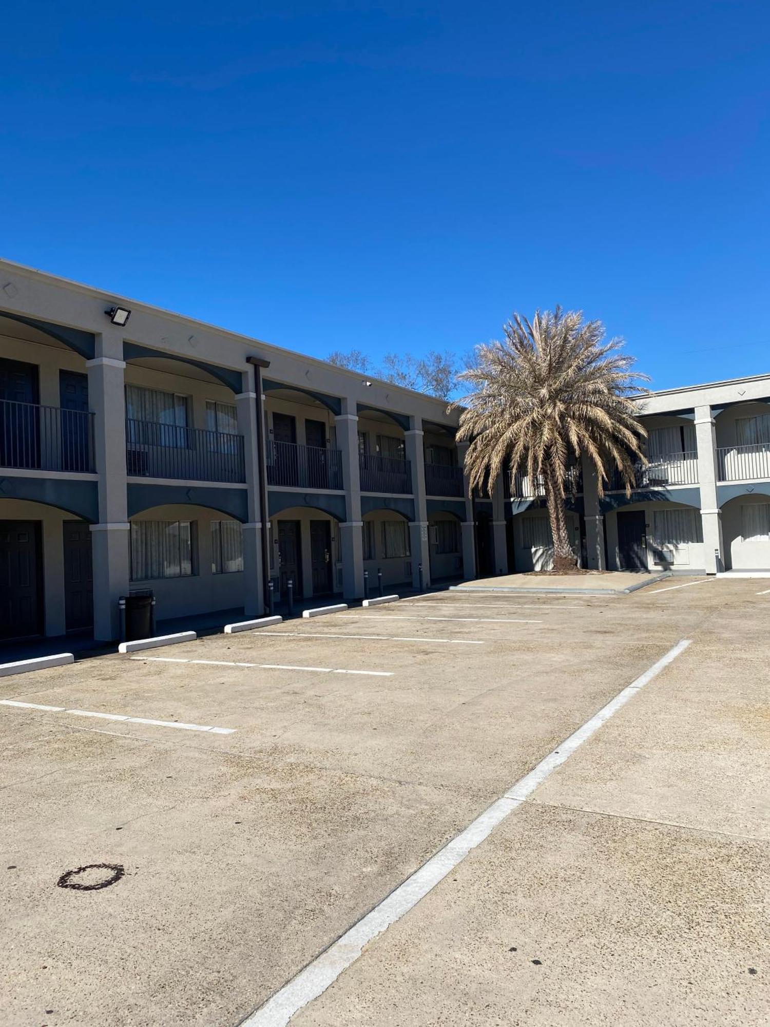 Howard Johnson By Wyndham Historic Charles Hotel Lake Charles