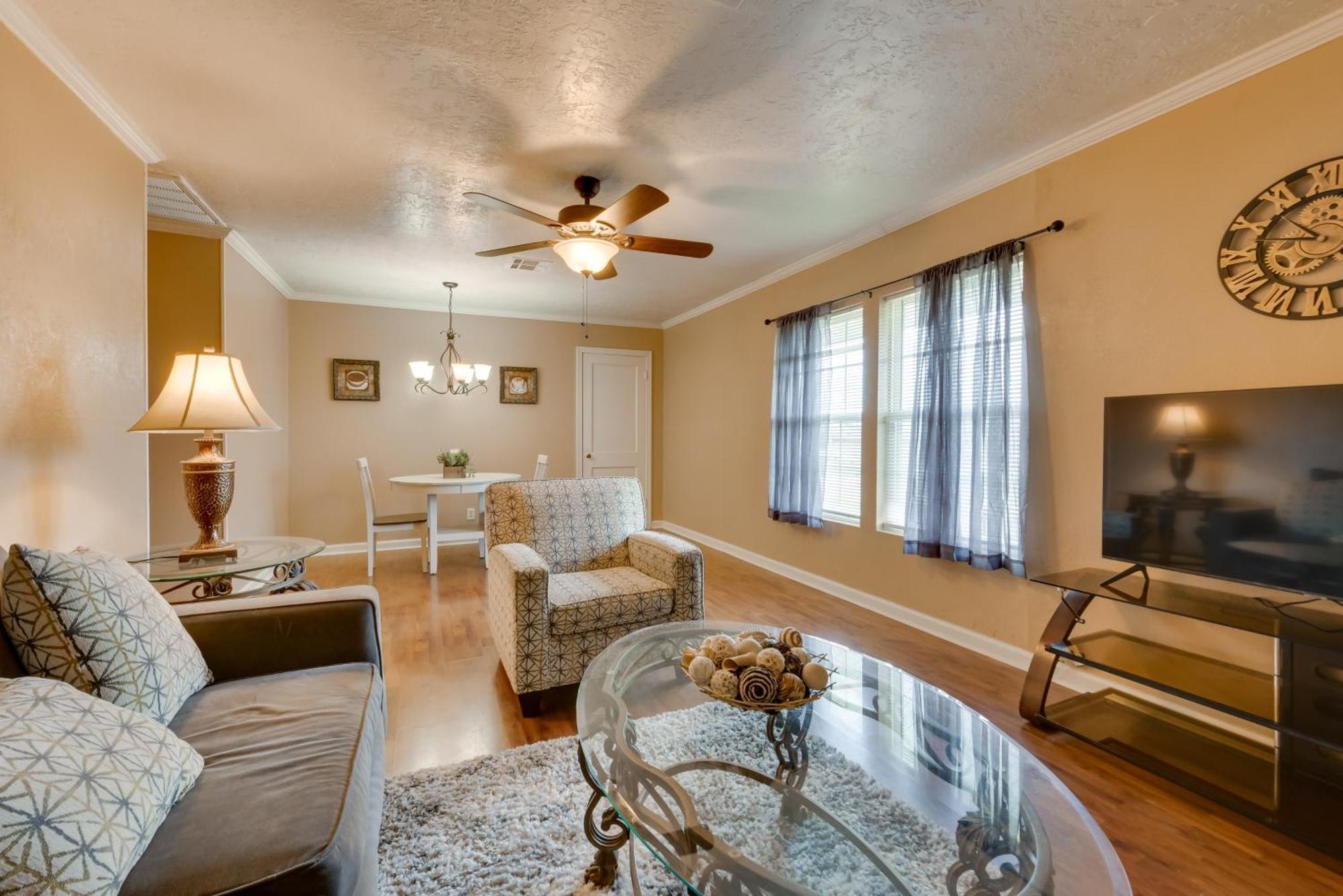 Charming Charles 2 Mi To Lake! Apartment *