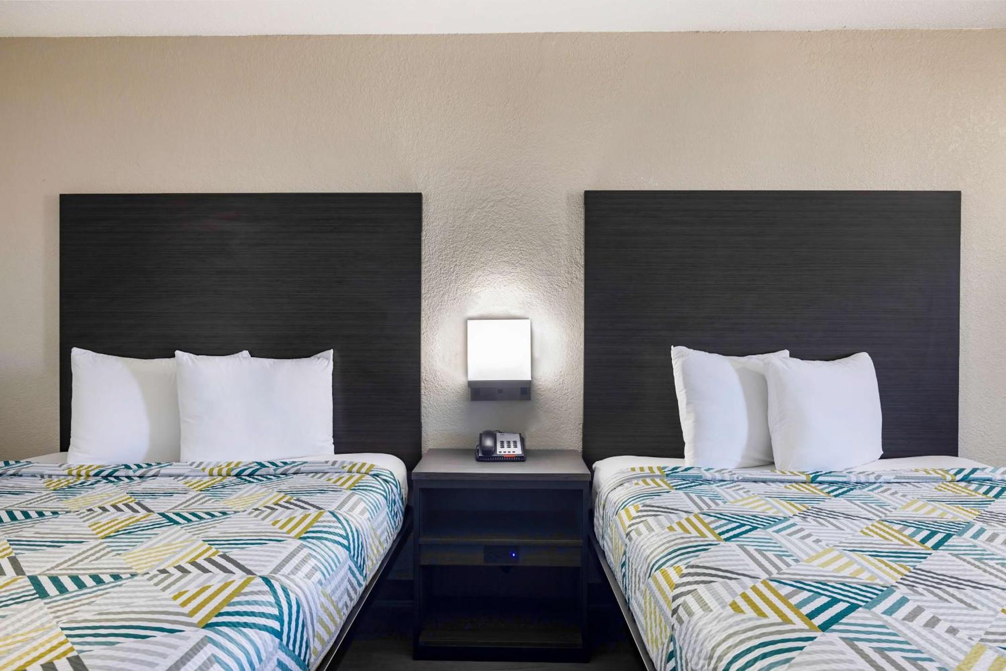 6 Charles, La Hotel 2*