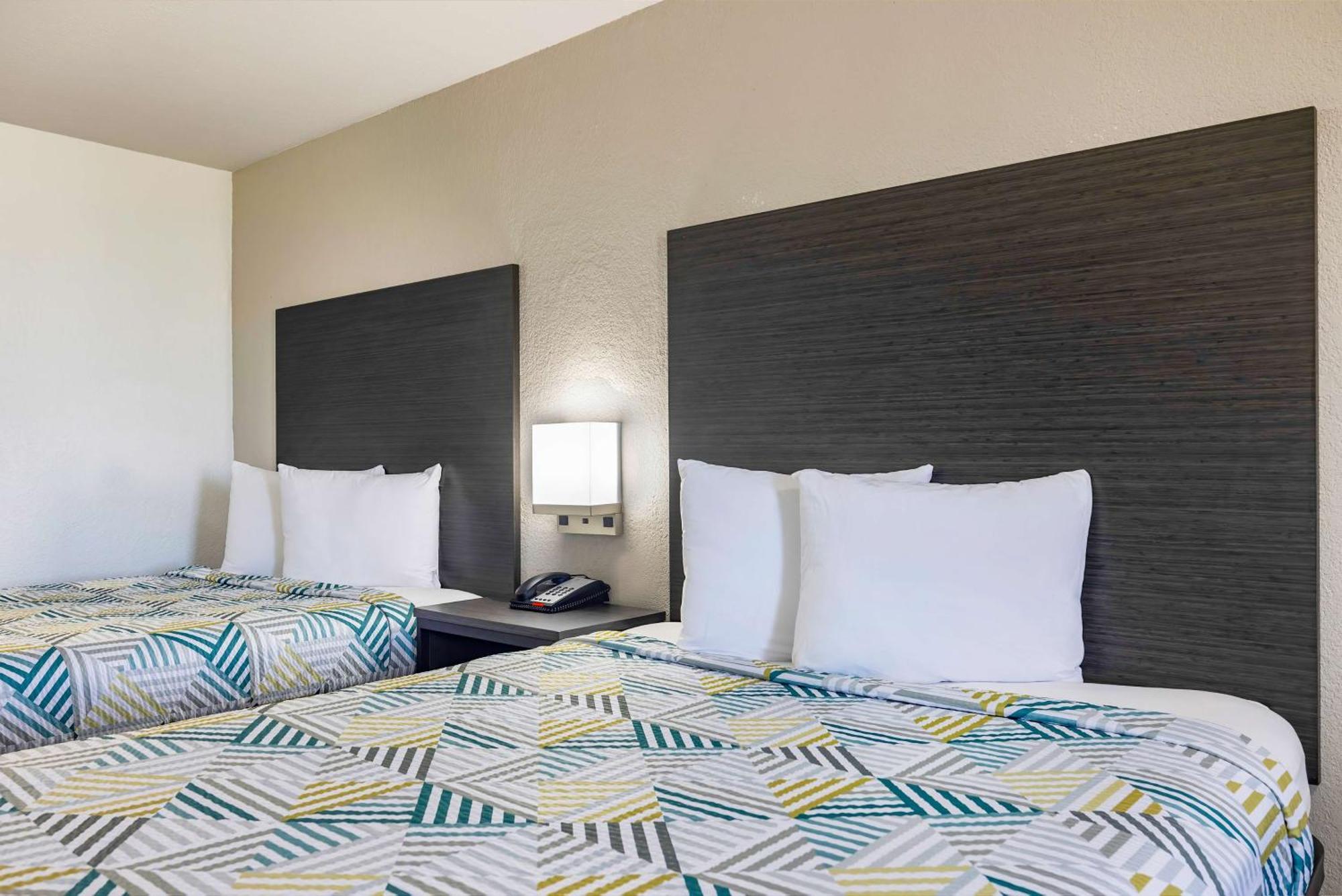 6 Charles, La Hotel Lake Charles