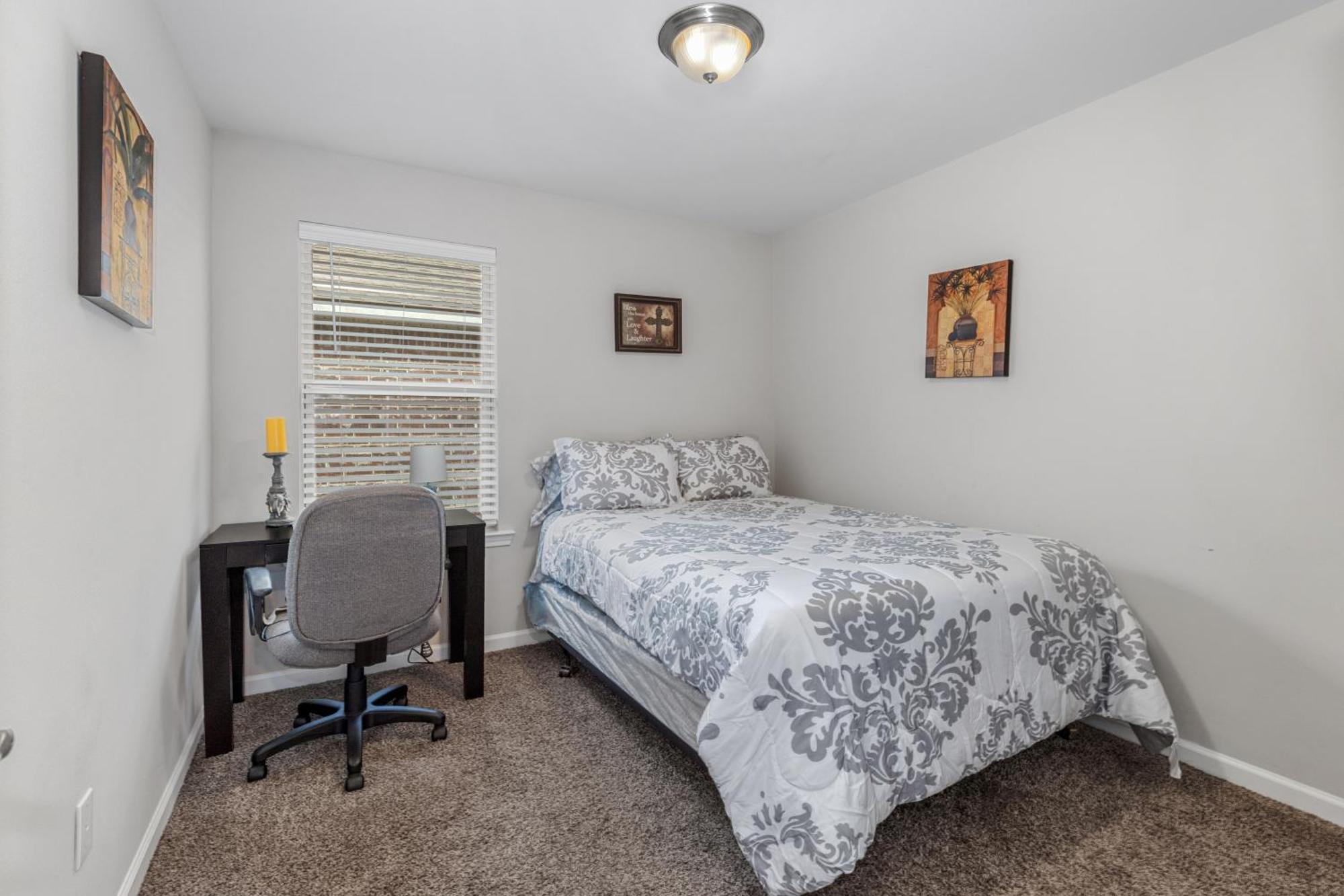 Spacious & Comfy King Bed With Garage In Charles Holiday home *