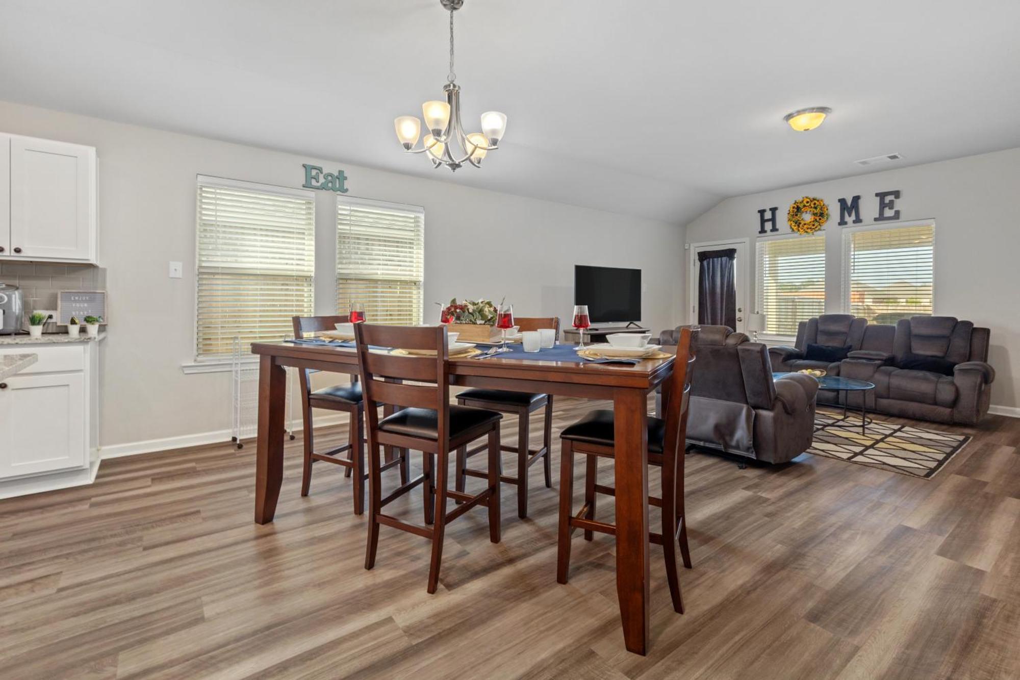 Spacious & Comfy King Bed With Garage In Charles Holiday home *