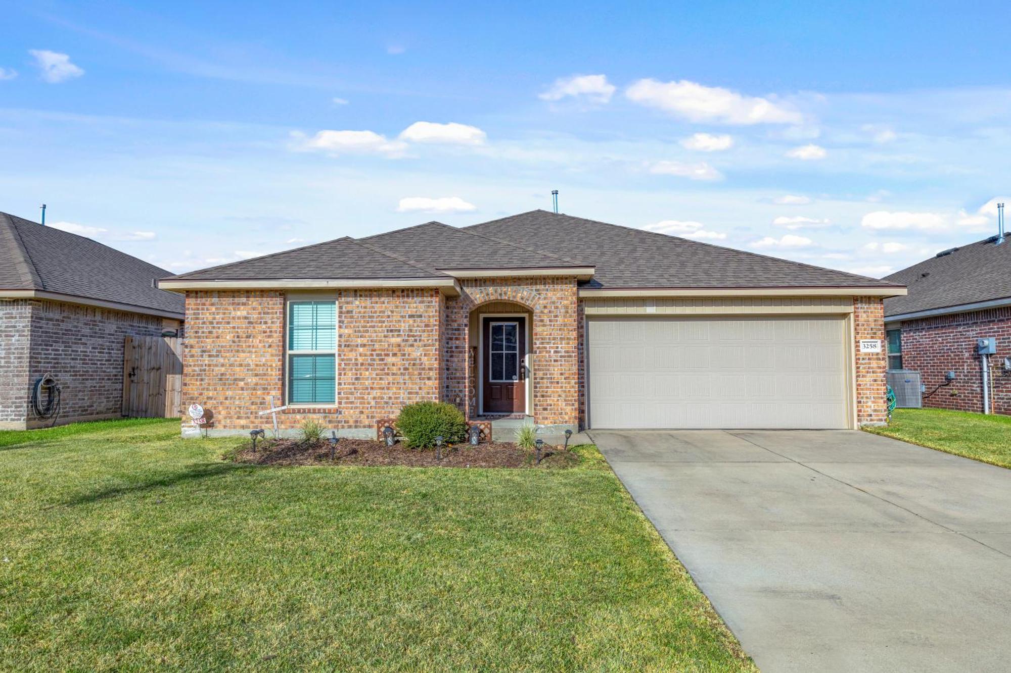 Spacious & Comfy King Bed With Garage In Charles Holiday home Lake Charles