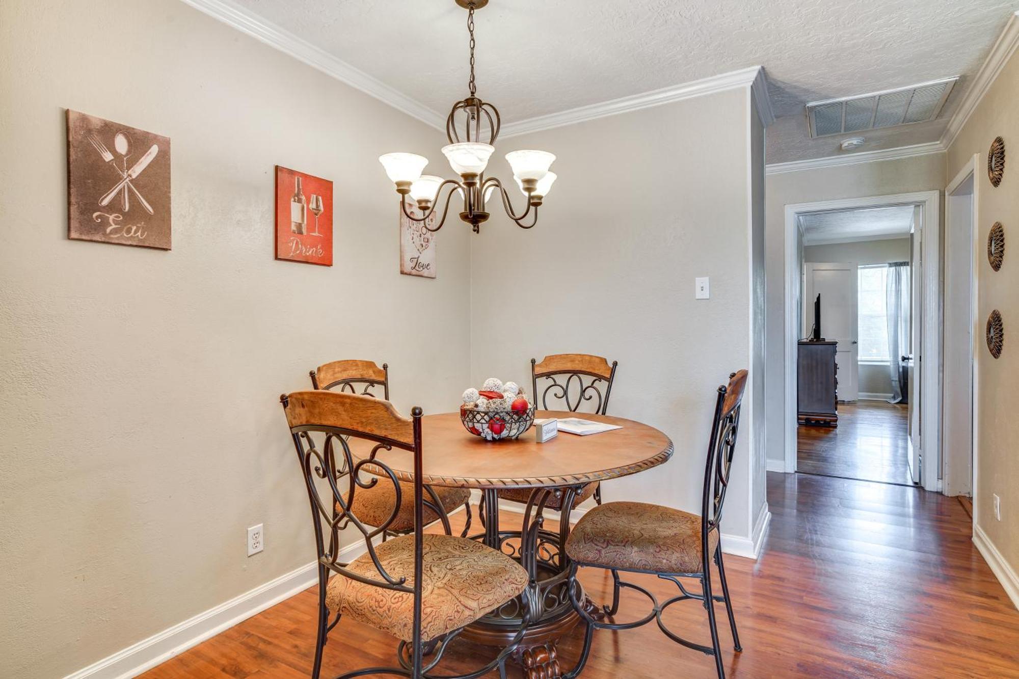 Cozy Charles 2 Mi To Downtown Apartment