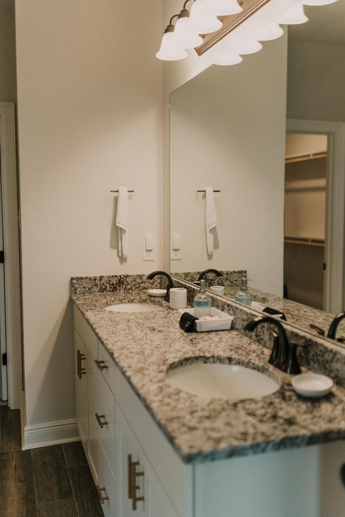 Comfortable Mid-term Retreat Fast Wifi Holiday home Lake Charles