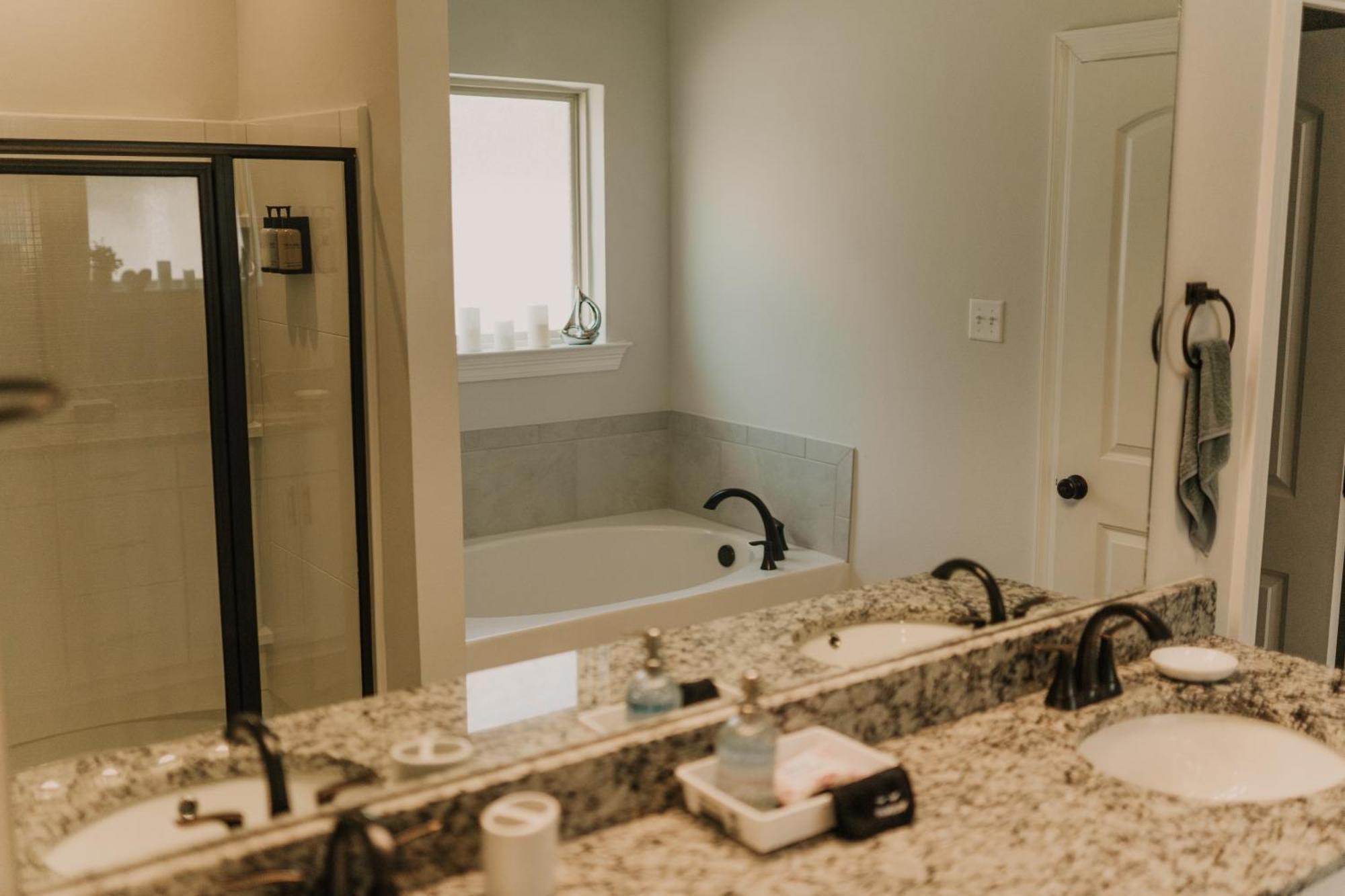 Comfortable Mid-term Retreat Fast Wifi * Lake Charles