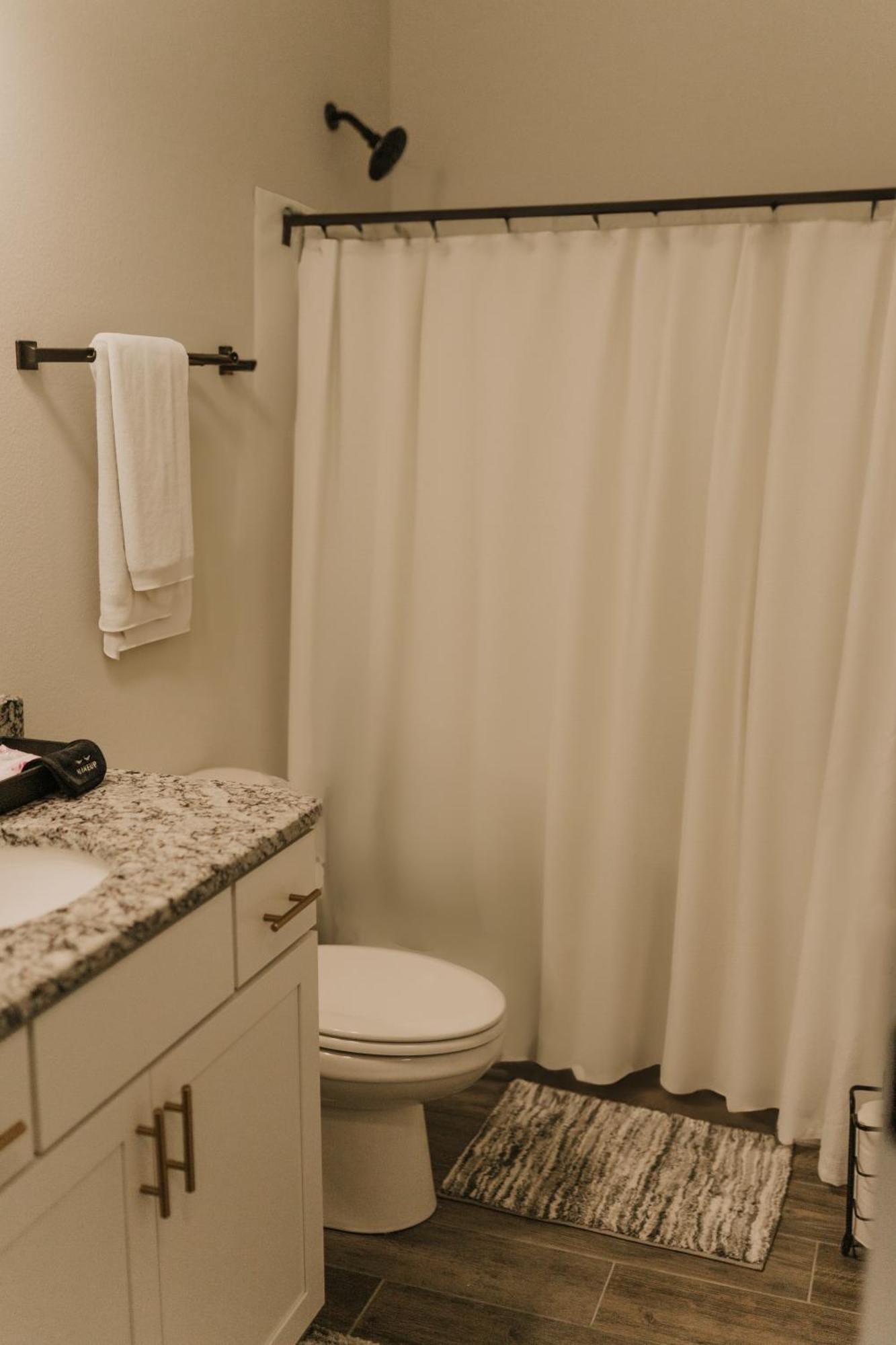 Comfortable Mid-term Retreat Fast Wifi Lake Charles