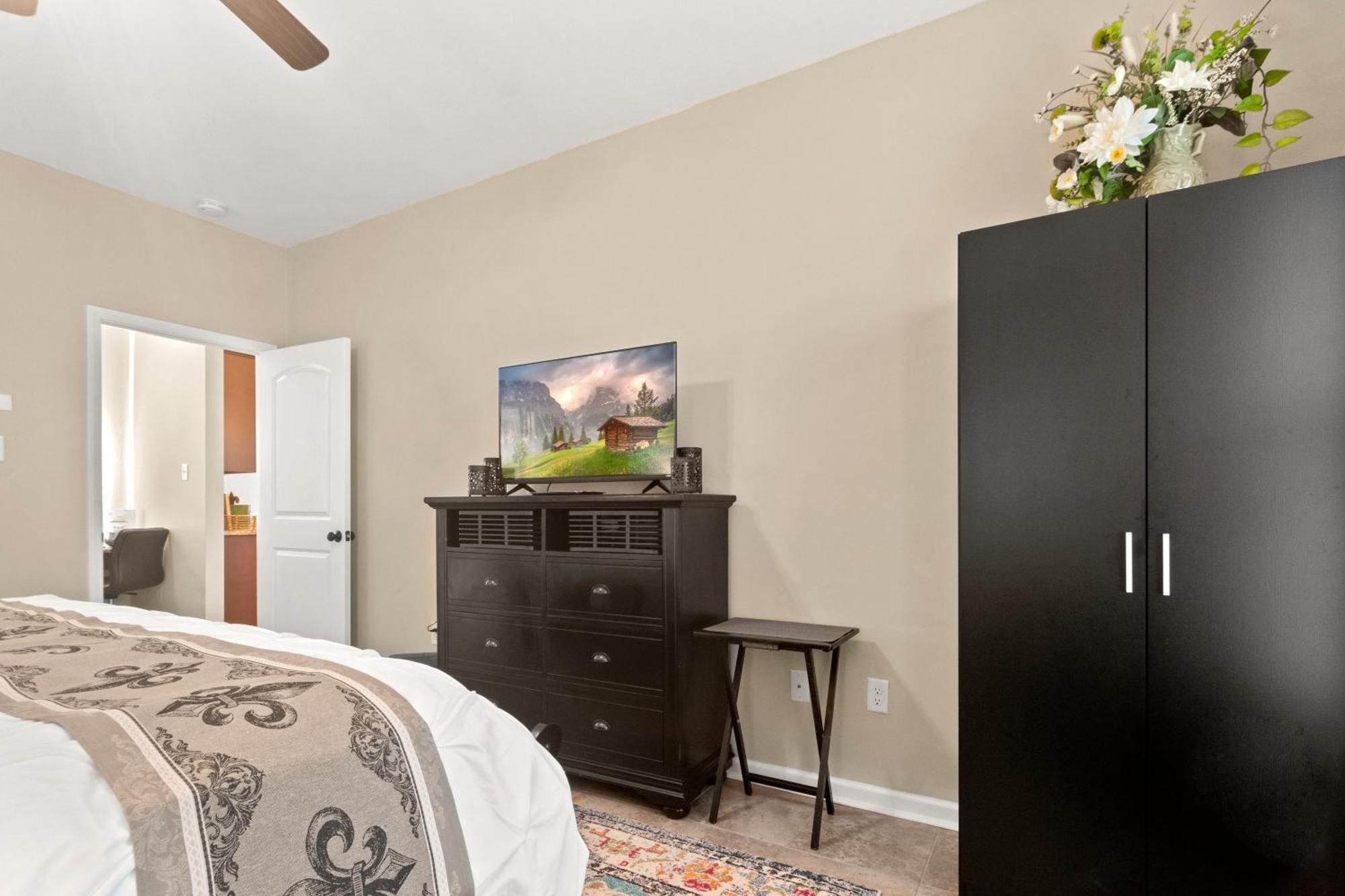 Petfriendlymid-term Stays2king Beds&desk Lake Charles