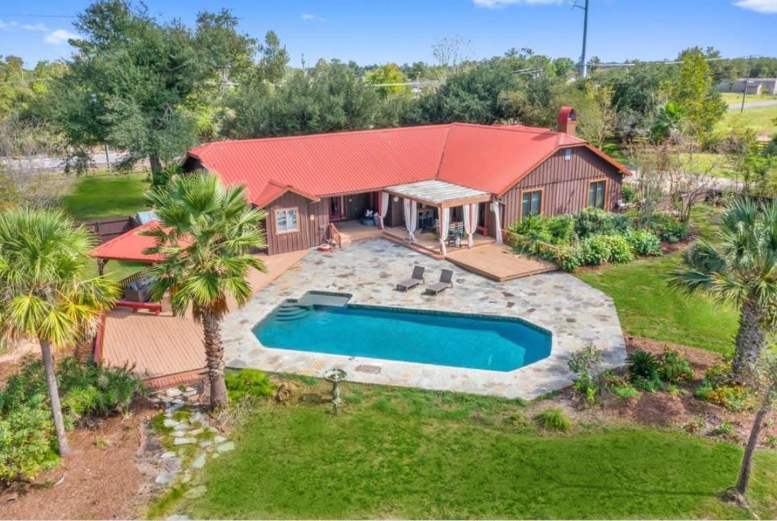 Cozy Ranch House With Pool Holiday home