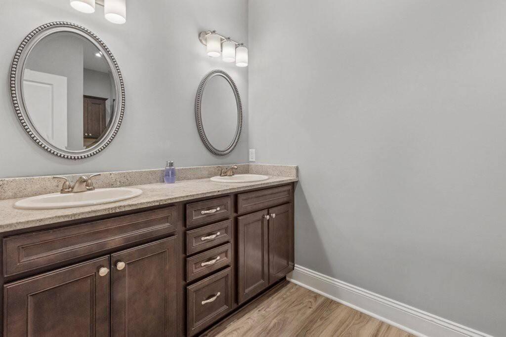 Luxury 2 Bedroom Townhouse #6 *