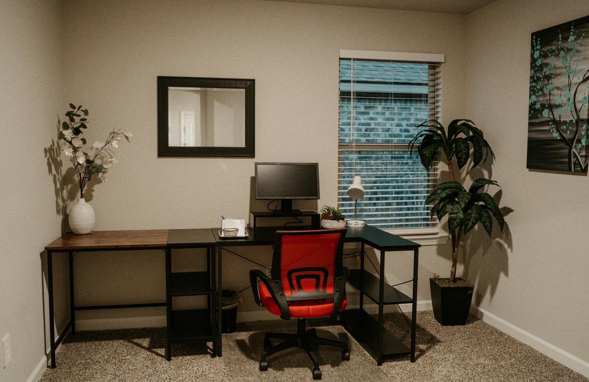 Mid-term Hub 2 King Beds Workspace *