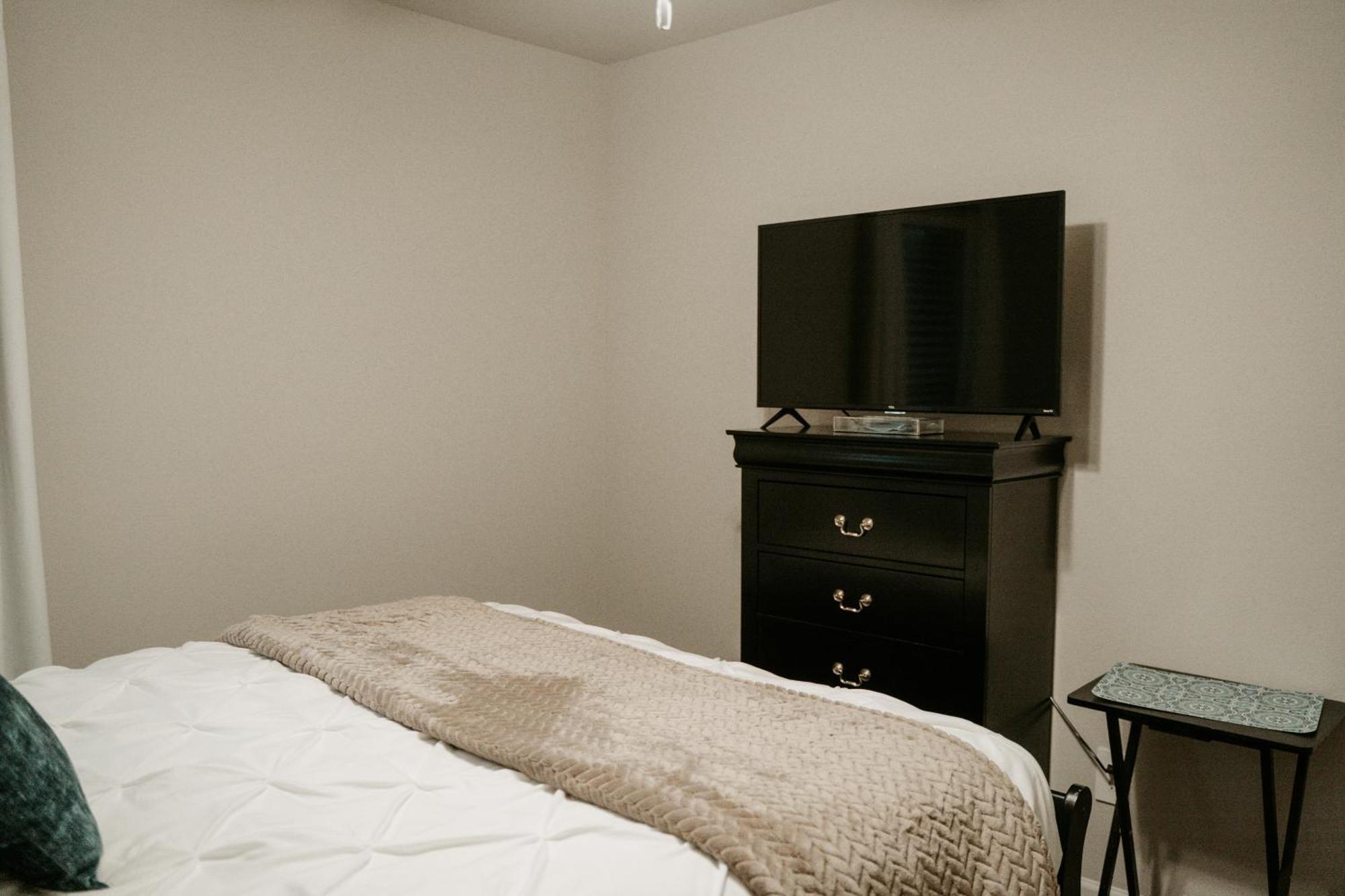 Mid-term Hub 2 King Beds Workspace Holiday home Lake Charles