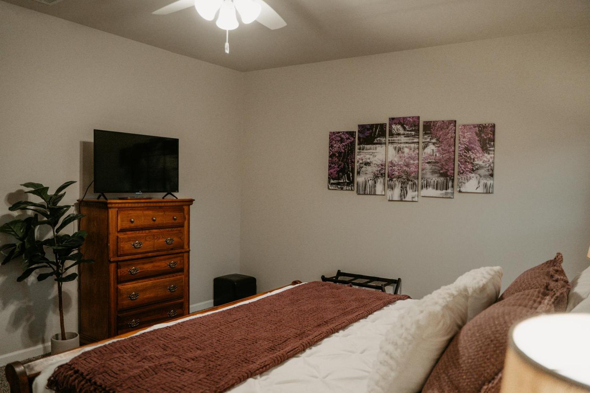 Mid-term Hub 2 King Beds Workspace Holiday home Lake Charles