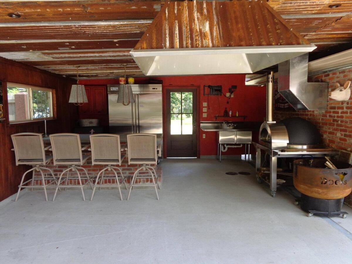 Doc's - 10,000 Sq Ft Of Louisiana Luxury