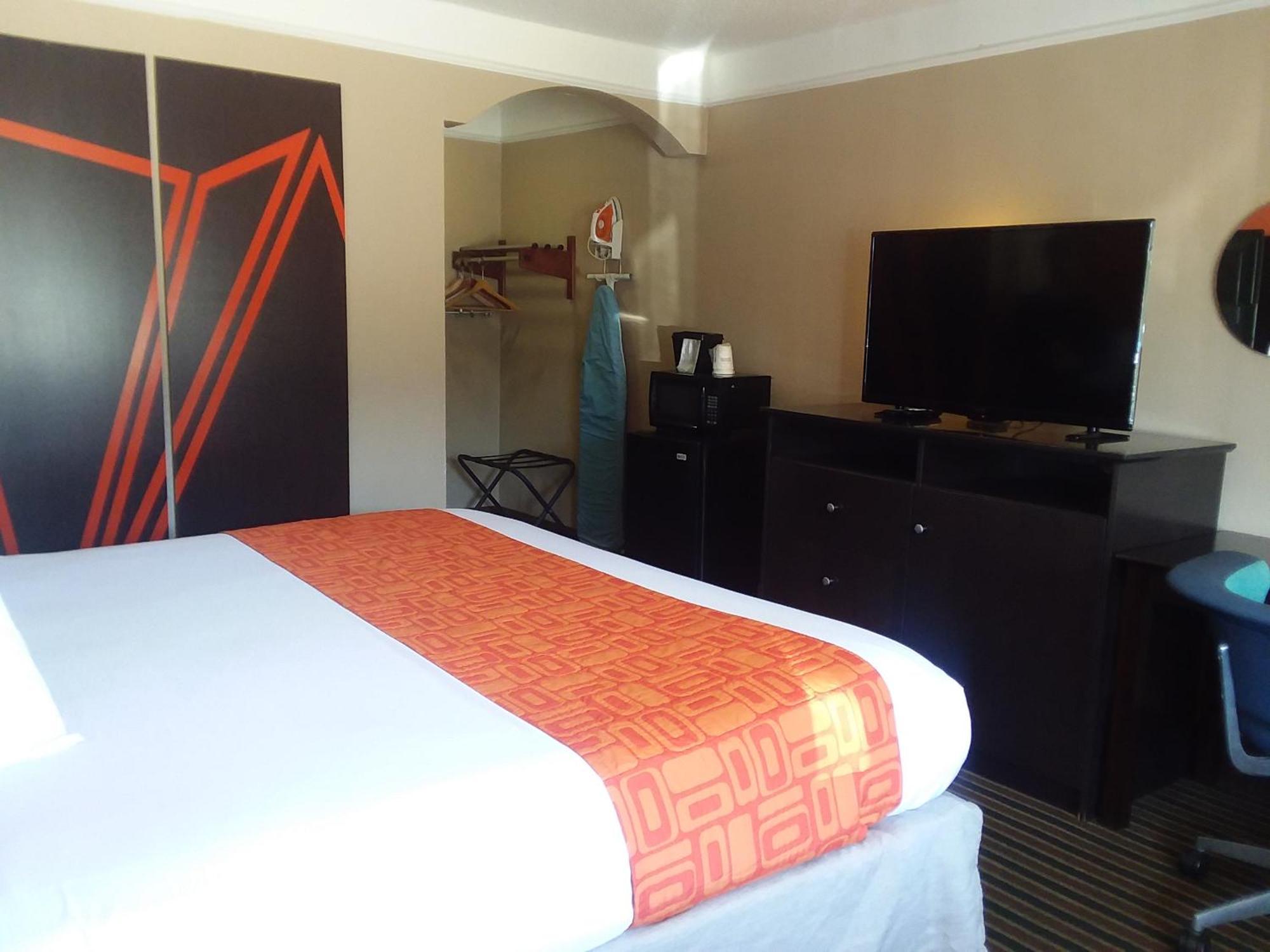 Howard Johnson By Wyndham Historic Charles Hotel 2*