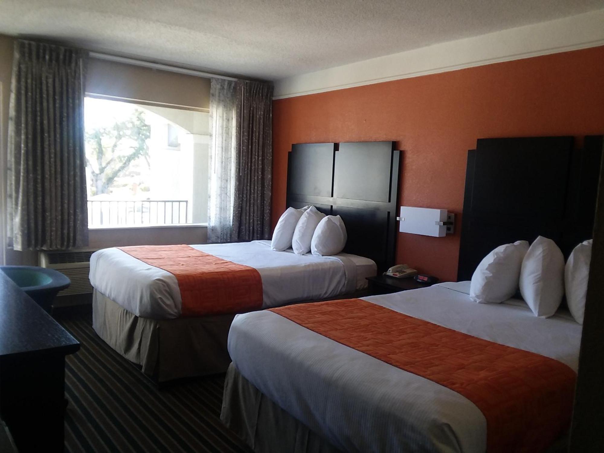 Howard Johnson By Wyndham Historic Charles Lake Charles