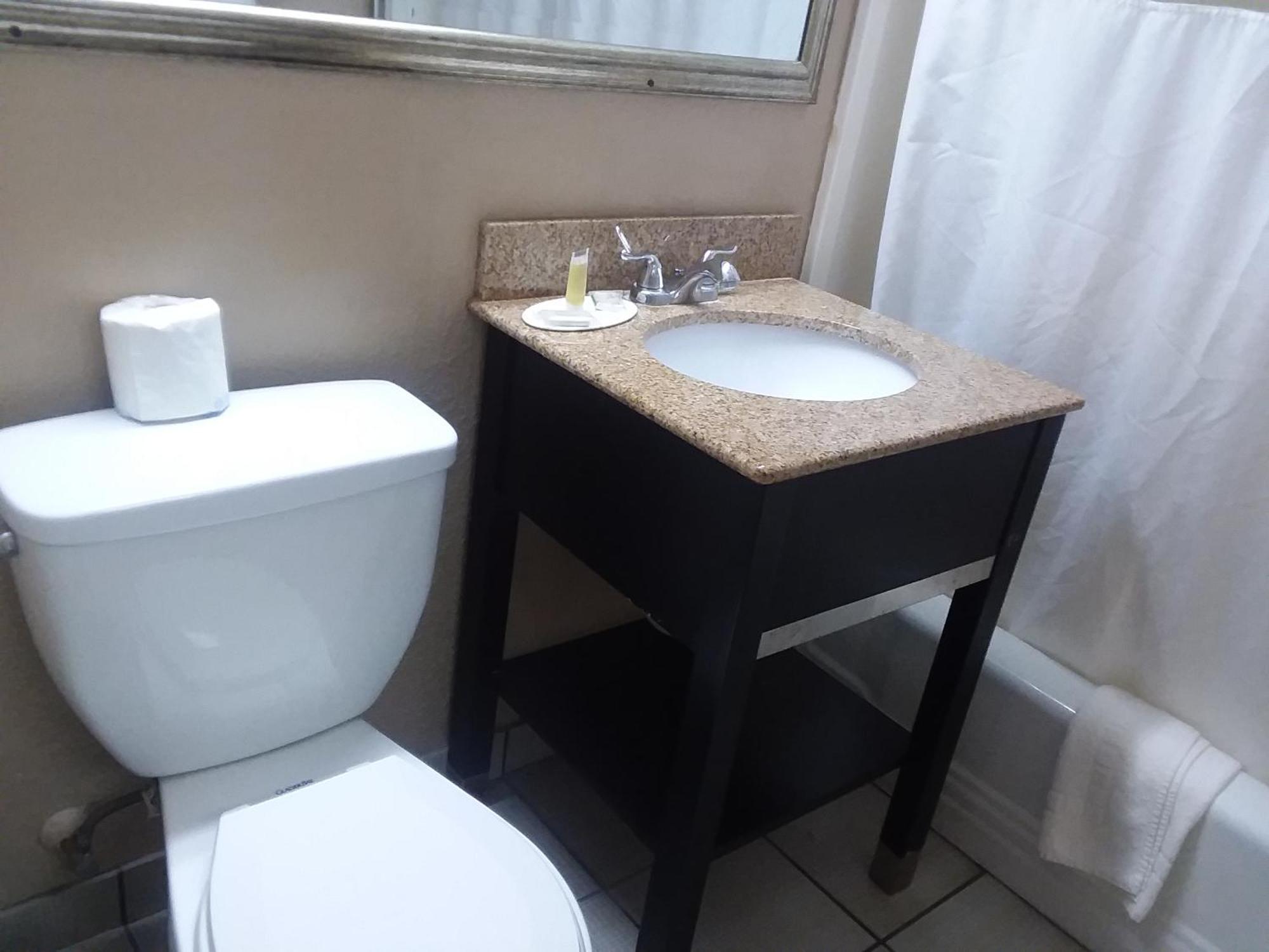 Howard Johnson By Wyndham Historic Charles Lake Charles
