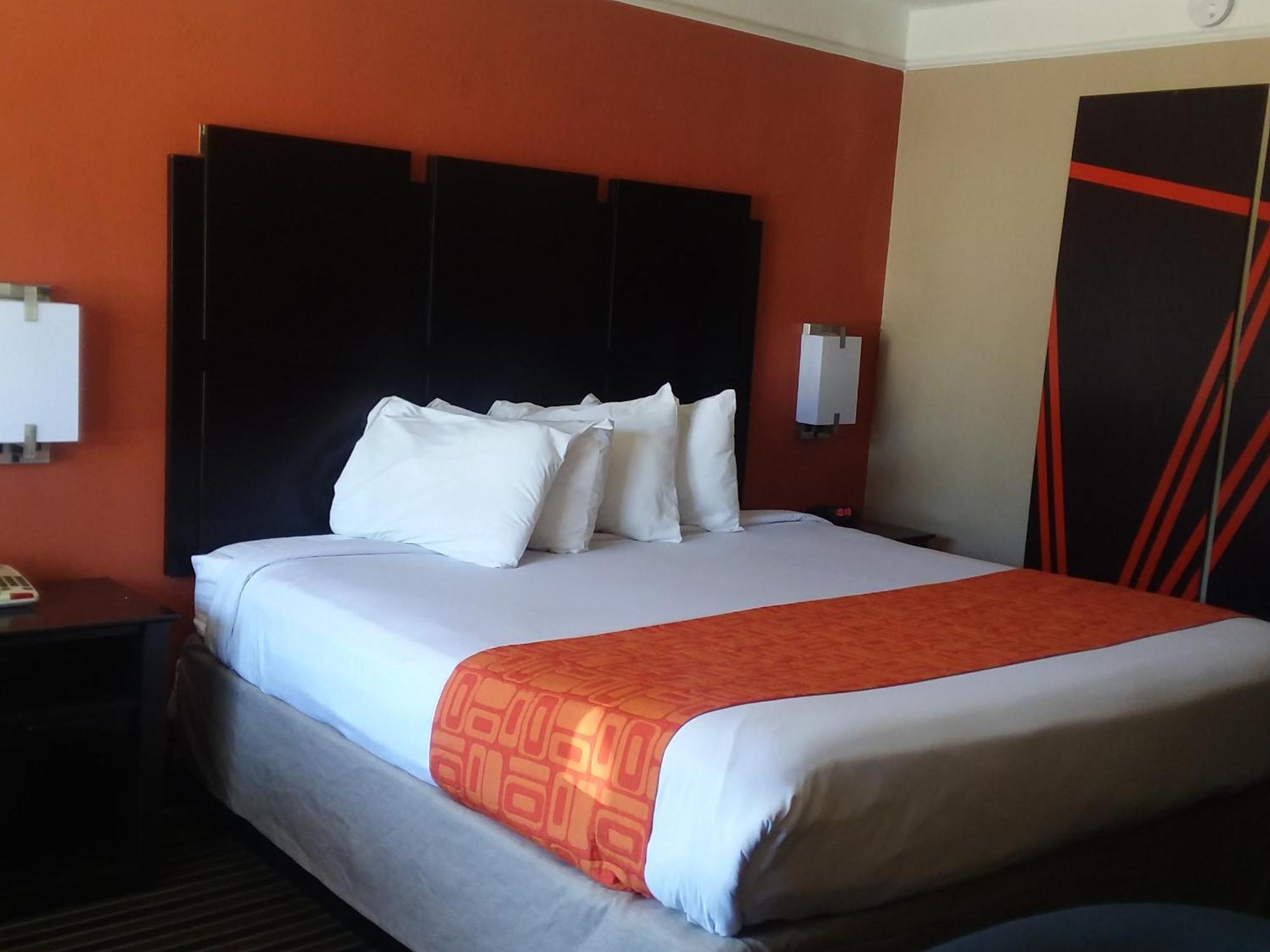 Howard Johnson By Wyndham Historic Charles Hotel 2*