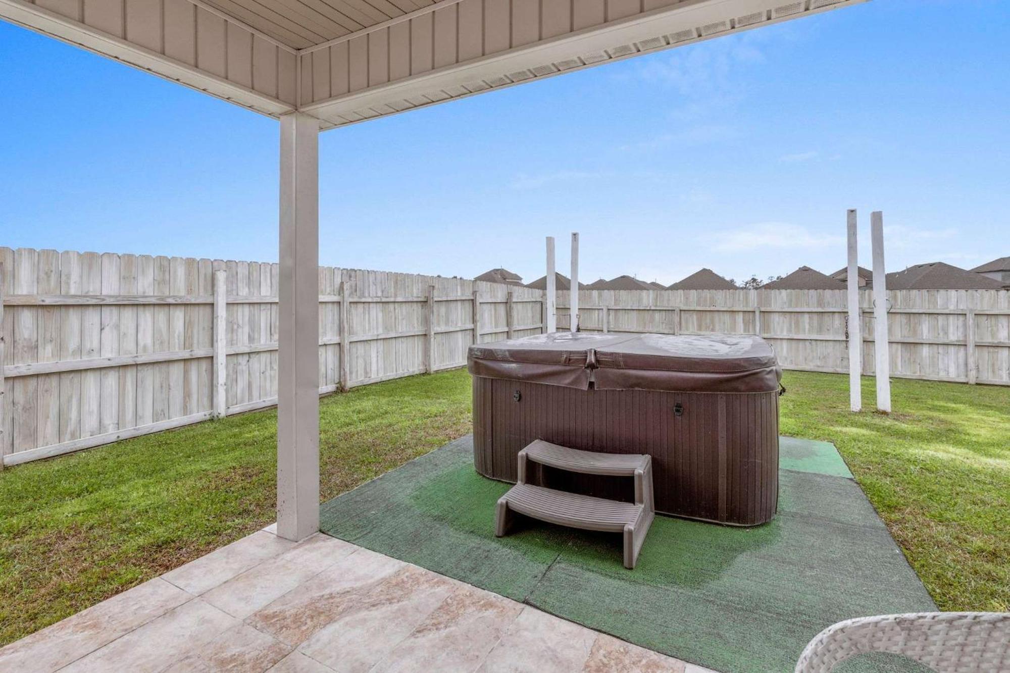 4 Bedroom With Hot Tub In Charles Lake Charles